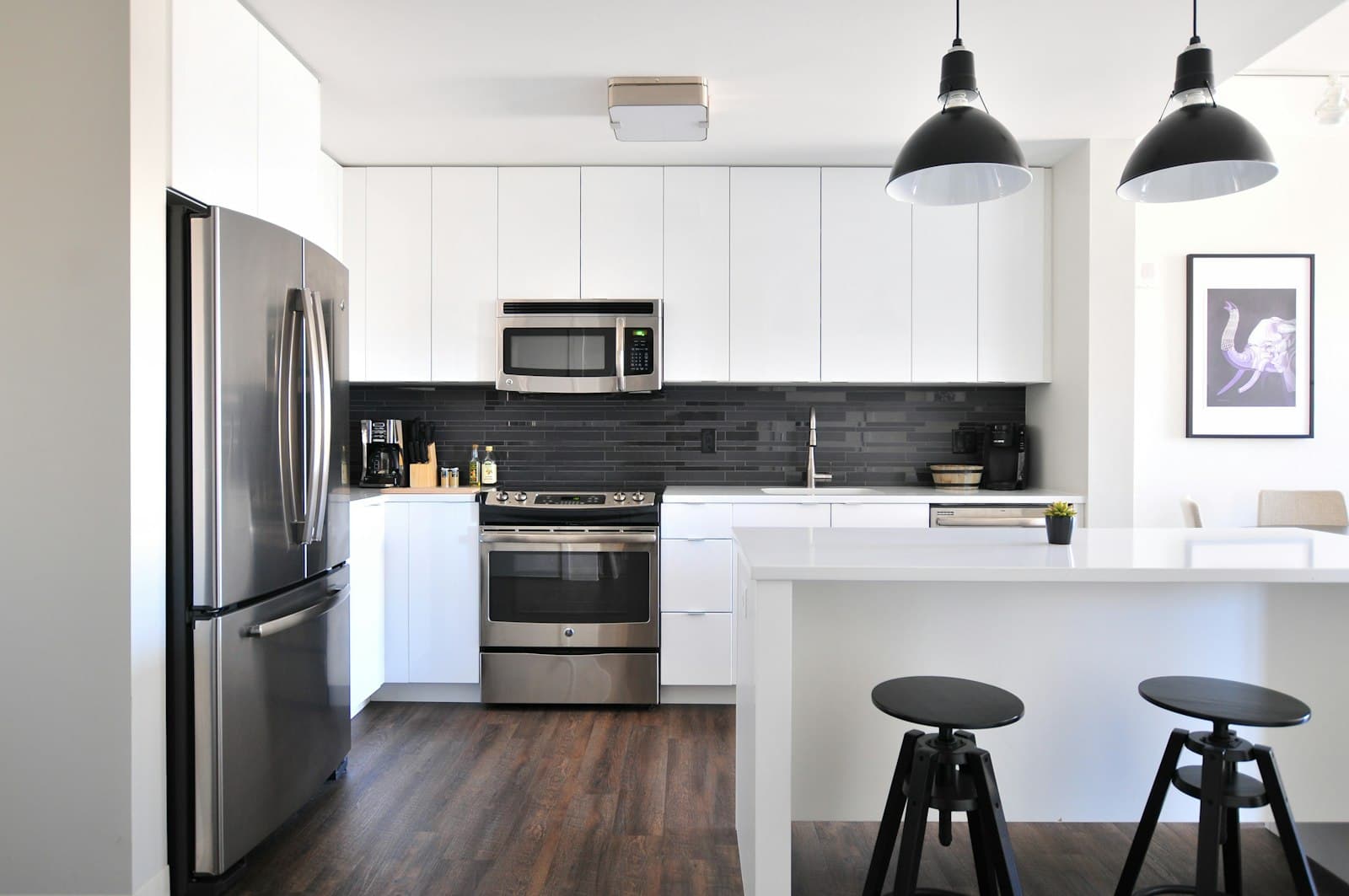 Furnished apartment kitchen ready for a medium-term move-in